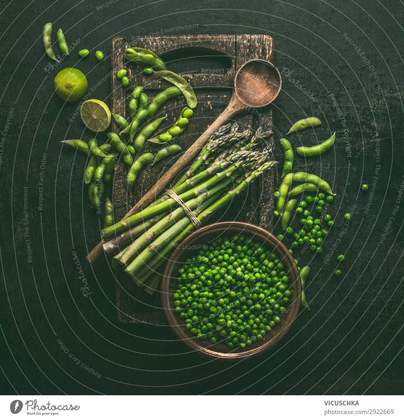 Grüne Kochzutaten: Spargel, Sojabohnen, Erbsen Lebensmittel Gemüse Salat Salatbeilage Ernährung Bioprodukte Vegetarische Ernährung Diät Topf Löffel Stil Design