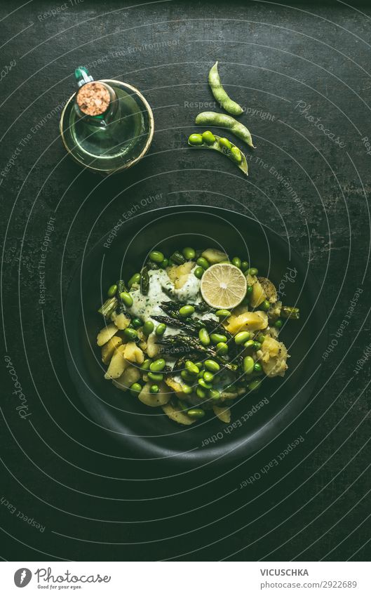 Kartoffelsalat mit grünem Spargel und Edamame Bohnen Lebensmittel Gemüse Salat Salatbeilage Ernährung Mittagessen Bioprodukte Vegetarische Ernährung Diät
