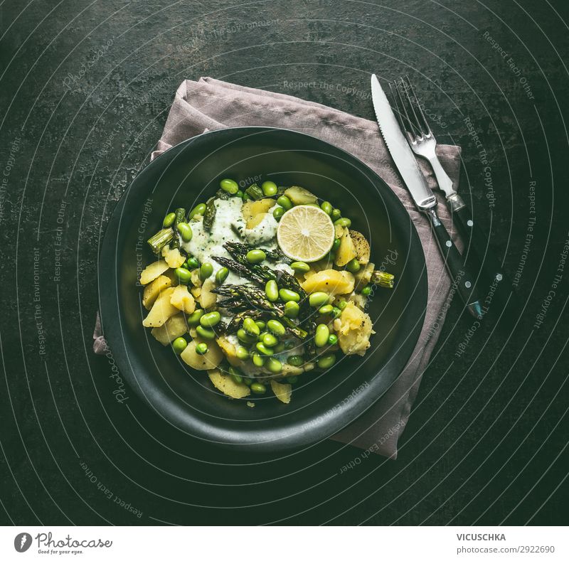 Grüner Kartoffelsalat mit Spargel Lebensmittel Gemüse Salat Salatbeilage Ernährung Mittagessen Festessen Bioprodukte Vegetarische Ernährung Diät Geschirr