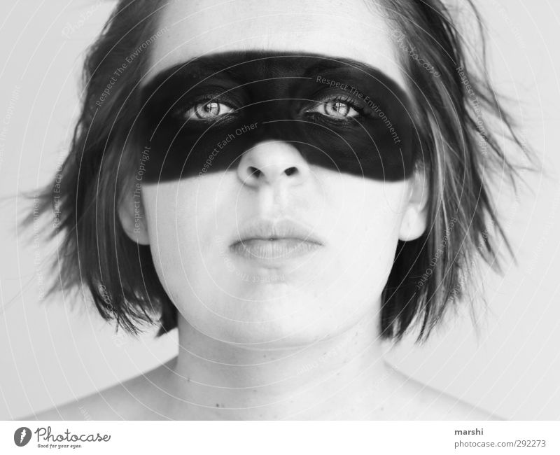 Panzerknacker Stil Mensch feminin Junge Frau Jugendliche Erwachsene Kopf 1 schwarz weiß Maske zorro Politische Bewegungen Dynamik angemalt Blick verstecken