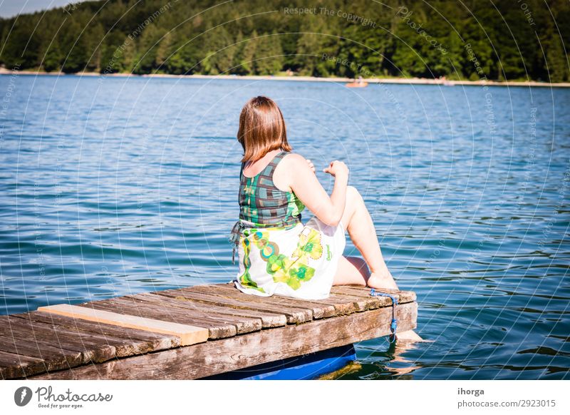 Mädchen sitzt vor einem See. Lifestyle Glück schön Leben Erholung Ferien & Urlaub & Reisen Abenteuer Sommer Berge u. Gebirge feminin Junge Frau Jugendliche