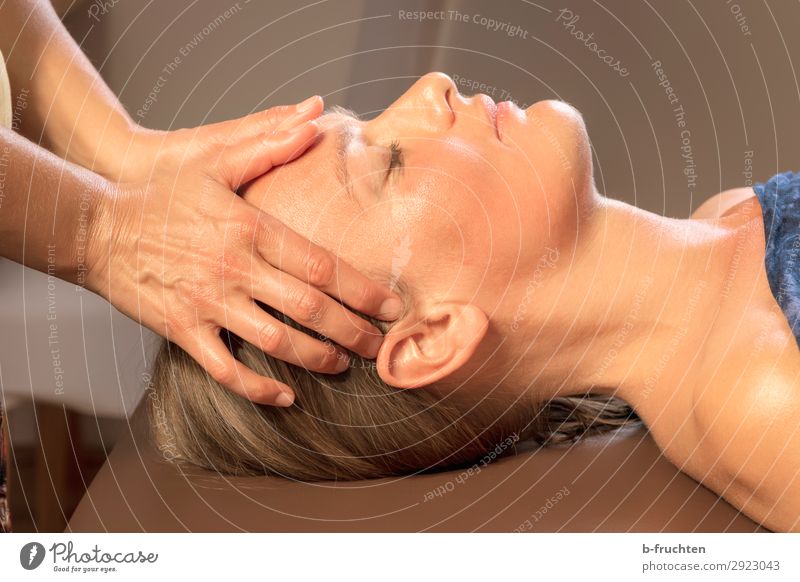 Stirnmassage, Entspannung, Erholung, Gesundheit Gesundheitswesen Behandlung Wellness harmonisch Wohlgefühl Zufriedenheit ruhig Kur Spa Massage Frau Erwachsene