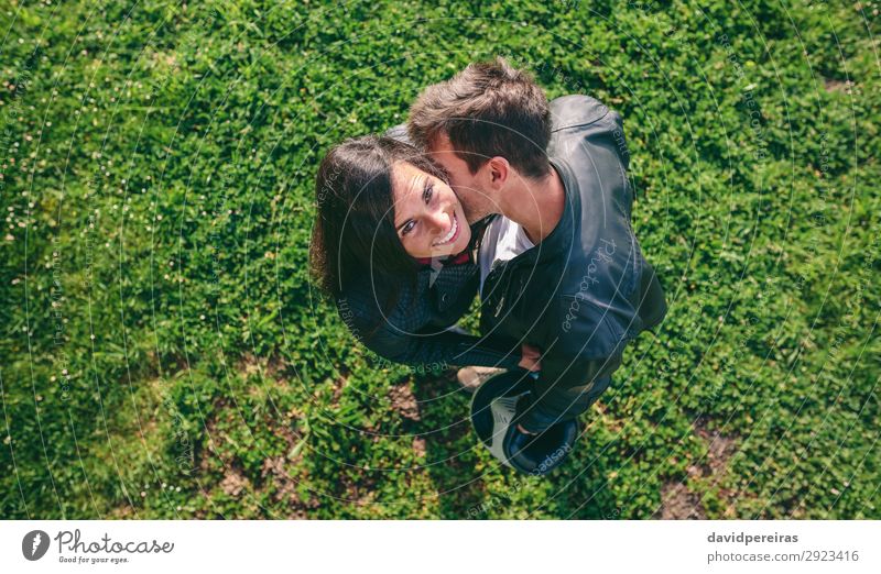 Draufsicht auf das Paar, das sich im Freien umarmt. Lifestyle Glück schön Mensch Frau Erwachsene Mann Familie & Verwandtschaft Natur Gras Wiese Fluggerät