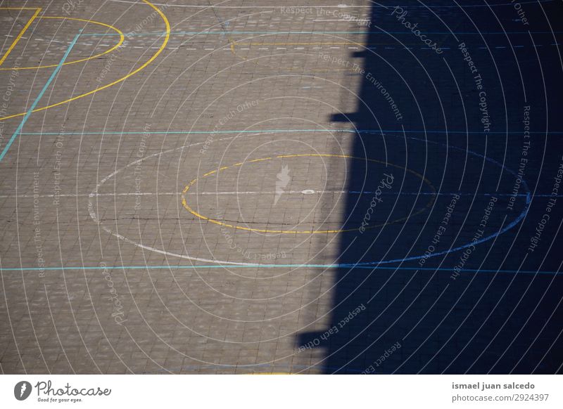 bunte Linien auf dem Boden auf dem Basketballplatz Korb Sport Gerichtsgebäude Feld Markierungen Farbe mehrfarbig Spielen alt Straße Park Spielplatz