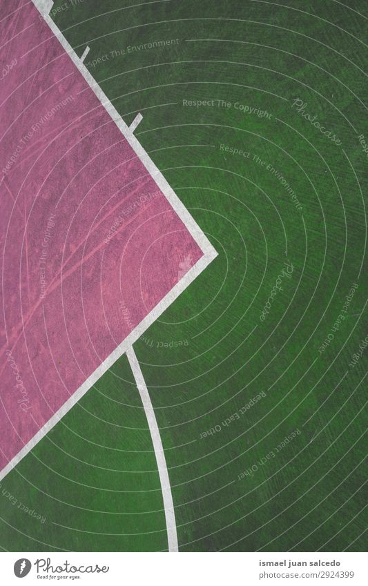 grüne und rosa Linien auf dem Boden des Basketballplatzes Korb Sport Gerichtsgebäude Feld Markierungen Farbe mehrfarbig Spielen alt Straße Park Spielplatz