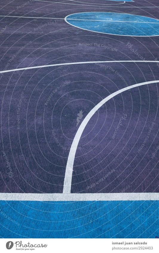 blaue und weiße Linien auf dem Basketballplatz auf der Straße Korb Sport Gerichtsgebäude Feld Markierungen Farbe mehrfarbig Boden Spielen alt Park Spielplatz