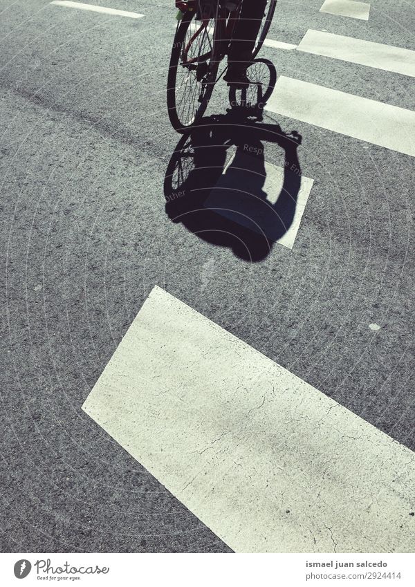 Mann auf dem Fahrrad Schatten Silhouette auf der Straße Sonnenlicht Boden Asphalt Hintergrund abstrakt Verkehr Fahrradfahren Zyklus Autositz Wagenräder