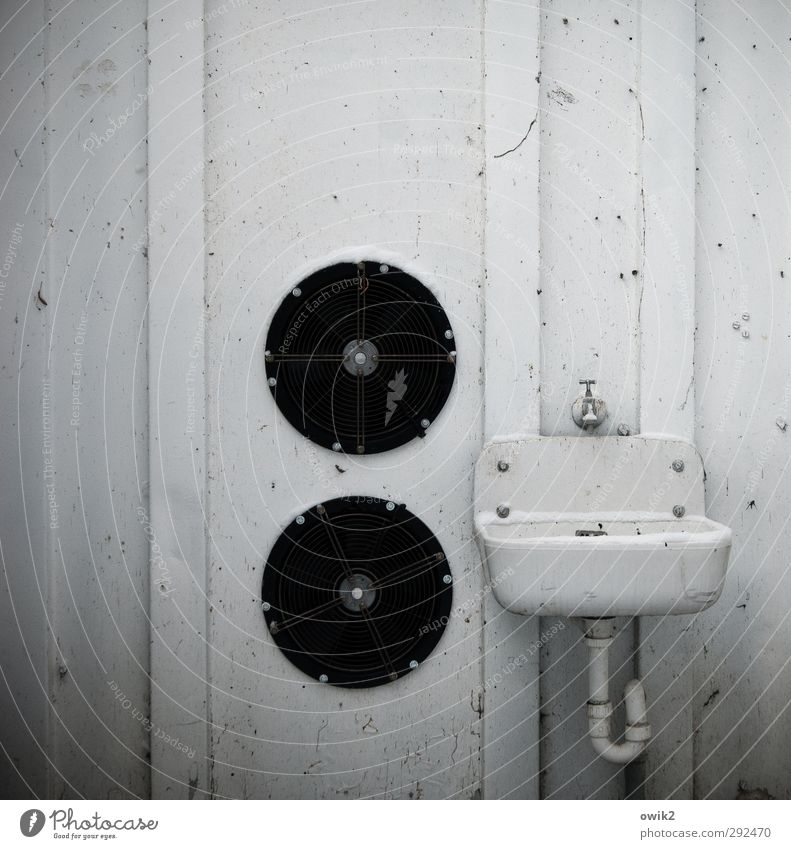 Einmal waschen und fönen Belüftung Technik & Technologie Mauer Wand Blech Container Waschbecken Wasserhahn Abflussrohr Keramik Metall einfach rund schwarz weiß
