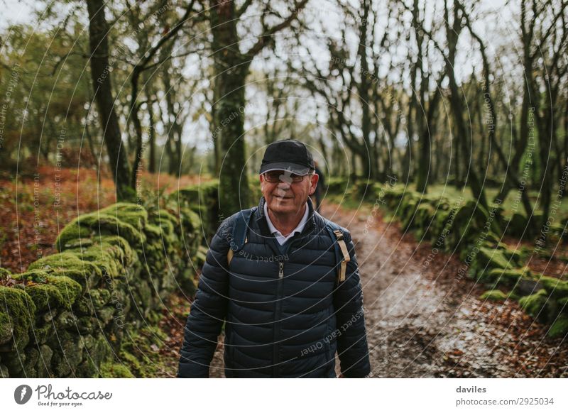 Glücklicher älterer Mann beim Wandern in der Natur. Ferien & Urlaub & Reisen Abenteuer wandern Mensch Erwachsene Männlicher Senior 1 60 und älter Landschaft