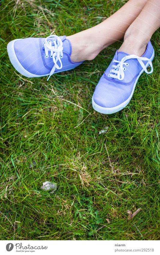 schöne Schuhe... ! feminin Junge Frau Jugendliche Erwachsene Beine Fuß 1 Mensch 18-30 Jahre Erholung Freiheit Freizeit & Hobby Slipper violett Schuhbänder Gras