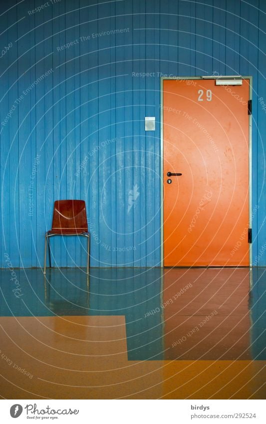 Klassenraum 29, Bürotür mit Stuhl für Wartende davor Tür Raum Flur Schulgebäude Ziffern & Zahlen glänzend Originalität Sauberkeit blau orange Ordnungsliebe