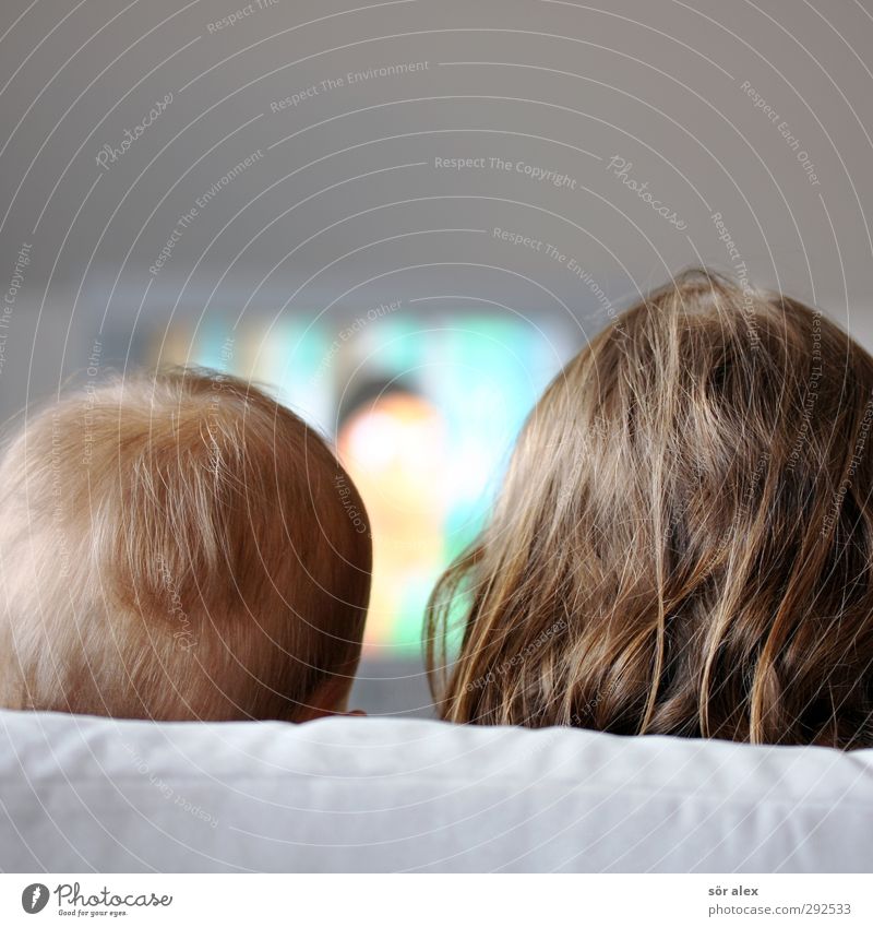 Röhrenbild Kindererziehung Bildung Fernseher Unterhaltungselektronik maskulin feminin Kleinkind Geschwister Bruder Schwester Kindheit Kopf Haare & Frisuren