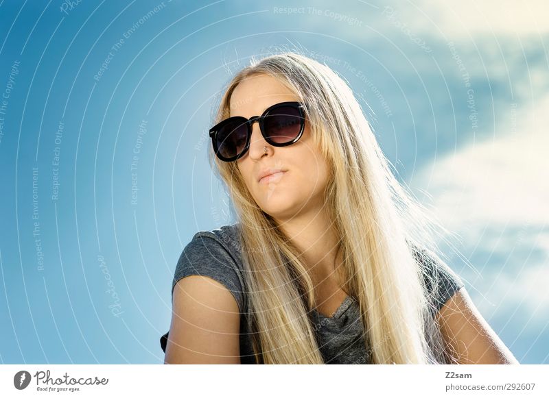 sunshine Lifestyle Stil Sommer feminin Junge Frau Jugendliche 1 Mensch 18-30 Jahre Erwachsene Natur Himmel Sonne T-Shirt Sonnenbrille blond langhaarig Denken