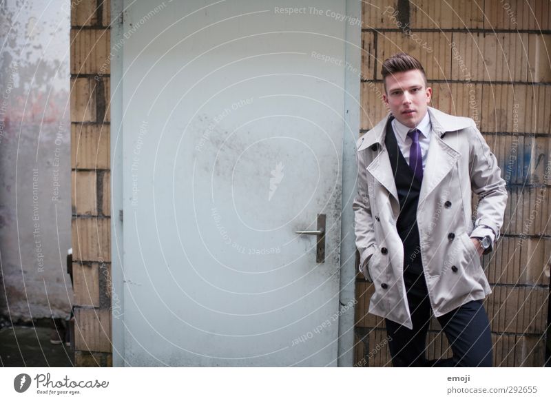 next door maskulin Junger Mann Jugendliche 1 Mensch 18-30 Jahre Erwachsene Mauer Wand Tür Mode Jacke Mantel trendy einzigartig Farbfoto Außenaufnahme