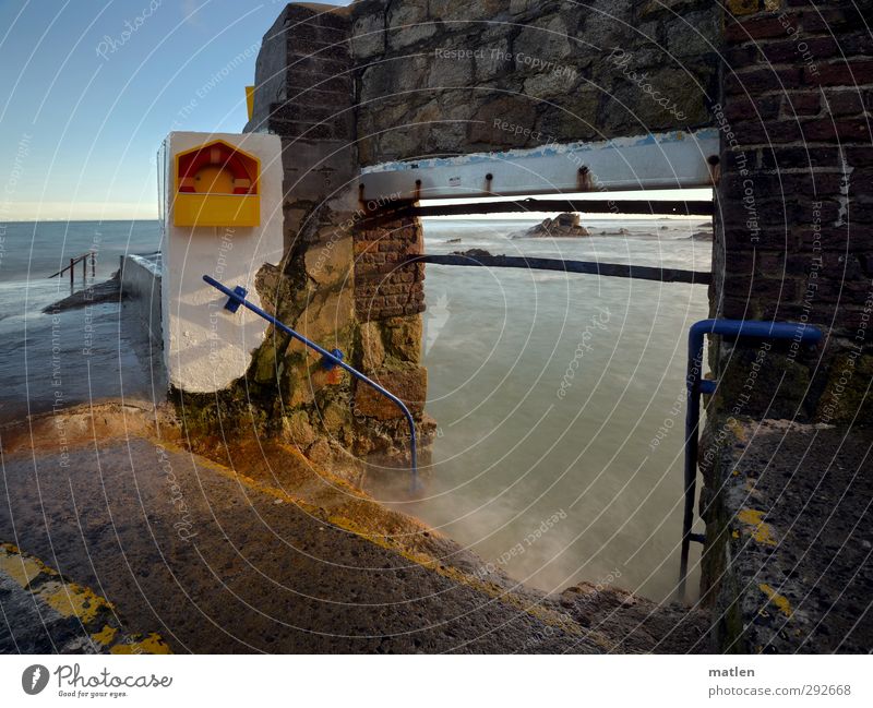 Badestelle Landschaft Wasser Himmel Wolkenloser Himmel Horizont Herbst Klima Schönes Wetter Felsen Küste Meer Dorf Menschenleer Tor Schwimmbad Mauer Wand Treppe