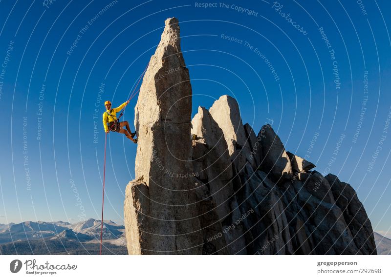 Kletterer beim Abseilen. Erholung Abenteuer Klettern Bergsteigen Seil Mann Erwachsene 1 Mensch 30-45 Jahre Felsen Gipfel Helm selbstbewußt Mut Vertrauen