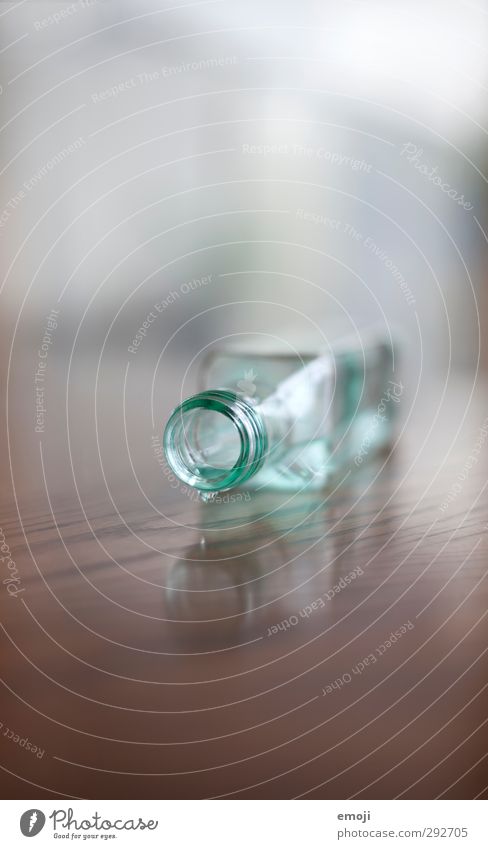 Kurzsichtigkeit Getränk Erfrischungsgetränk Trinkwasser Flasche Glasflasche Verschluss Flüssigkeit blau Farbfoto Innenaufnahme Detailaufnahme Menschenleer Tag