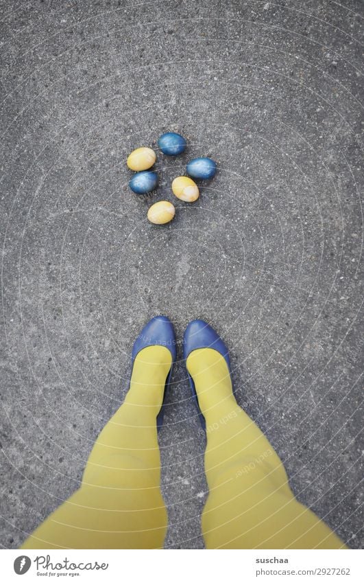 ostern blau/gelb Ostern Osterei Ei gekochte Eier bunte Eier Beine weiblich Frau Strümpfe Füße Straße Asphalt seltsam skurril lustig