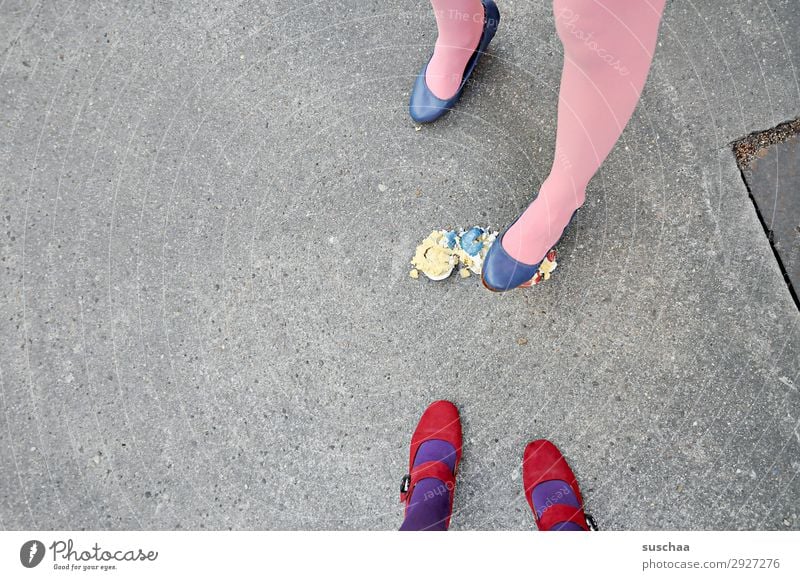 ostereierquatsch3 Ostern vorbei Ostereier zertreten faule Eier alt Beine Mädchen Füße Straße Strümpfe Eierschale Asphalt Schuhe