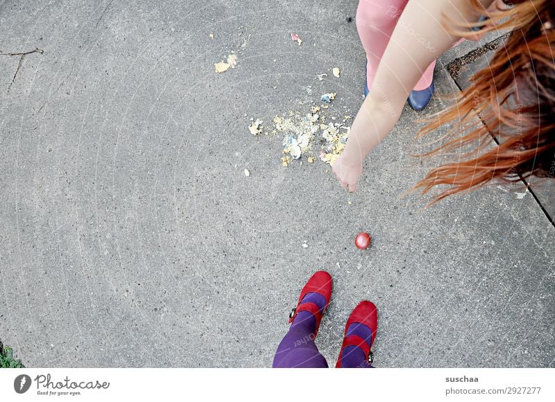 ostereierquatsch1 Ostern vorbei Ostereier zertreten faule Eier alt Beine Mädchen Füße Straße Strümpfe Eierschale Asphalt Schuhe