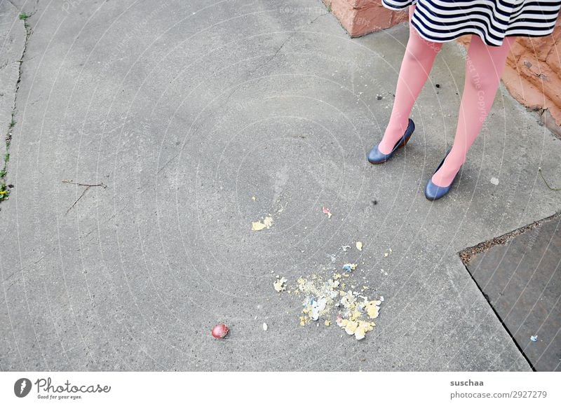 ostereierquatsch2 Ostern vorbei Ostereier zertreten faule Eier alt Beine Mädchen Füße Straße Strümpfe Eierschale Asphalt Schuhe