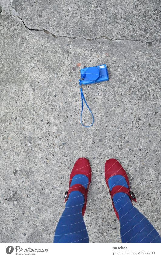 fotografieren Fotokamera Fotografieren Einwegkamera Lomografie analog blau Frau Beine Fuß weiblich Damenschuhe Strümpfe Straße Asphalt stehen altmodisch retro