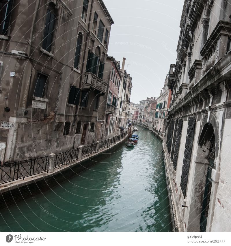 Canale... Wasser Venedig Hafenstadt Stadtzentrum Haus Fassade Verkehrswege Wasserfahrzeug Kanal trist grau Neigung Wasserstraße türkis Altstadt Farbfoto