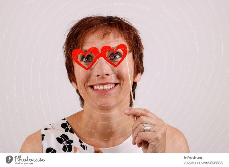 Rosarote Brille Frau Erwachsene Gesicht 1 Mensch 30-45 Jahre Zeichen Herz festhalten Kommunizieren Lächeln lachen Liebe träumen Verliebtheit Romantik herzförmig