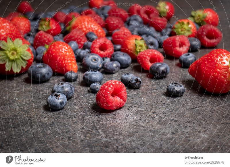 Beerig Lebensmittel Frucht Ernährung Bioprodukte Vegetarische Ernährung Küche Stein wählen genießen liegen Gesundheit Himbeeren Blaubeeren Erdbeeren Beeren