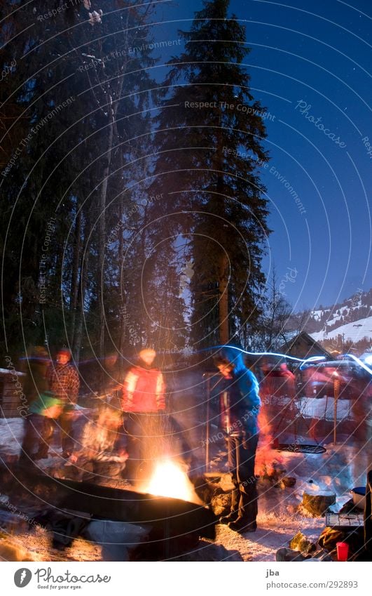 wärmendes Feuer Picknick Grillen Lifestyle Zufriedenheit Winter Schnee Nachtleben Feste & Feiern Mensch Menschengruppe Natur Urelemente Nachthimmel