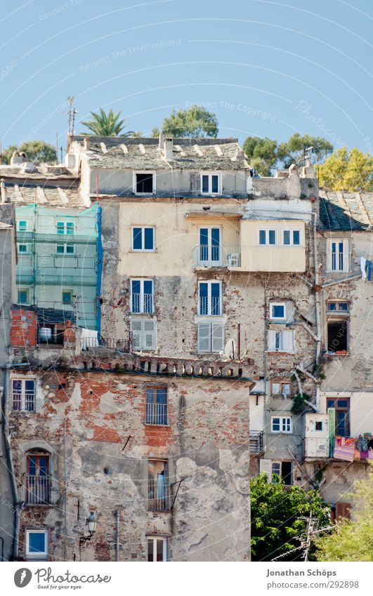 Korsika XXIV ästhetisch Süden Farbfoto Außenaufnahme Menschenleer Mauer Stein alt Fenster aufwärts Architektur Wand Bauwerk Häusliches Leben Frankreich Haus
