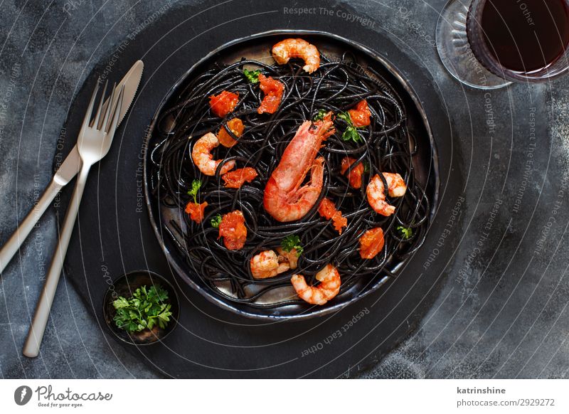 Nudeln mit Tintenfisch, Garnelen und Tomaten Meeresfrüchte Essen Abendessen Gabel Holz lecker grau schwarz Tintenfarbstoff Spaghetti Granele rustikal