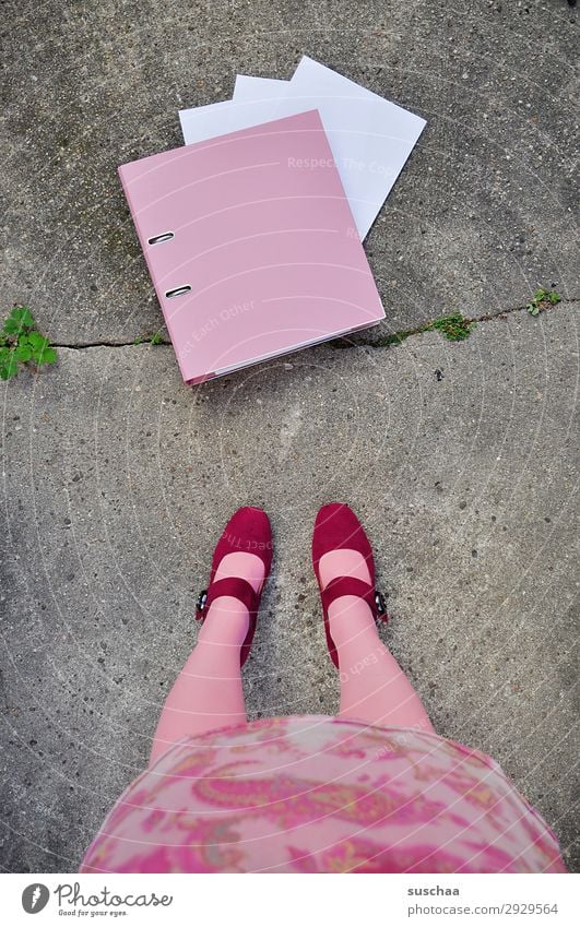 akten ordnen Beine Frau stehen Stiefel weiblich rosa Mädchen Aktenordner Arbeit & Erwerbstätigkeit Streetwork Symbole & Metaphern Gleichstellung Emanzipation