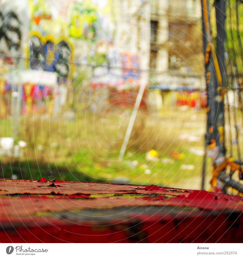 Hinterhofidyll Möbel Tisch Kunst Kunstwerk Gemälde Jugendkultur Subkultur Umwelt Berlin Stadt Stadtzentrum Menschenleer Gebäude Altbau Mauer Wand Fassade Stein