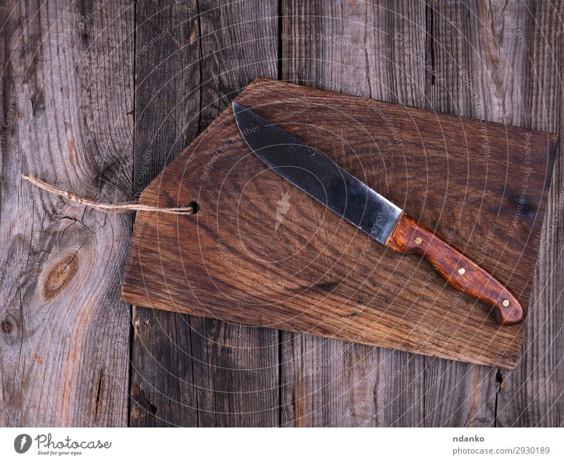 leeres altes braunes Holzschneidebrett und Messer Tisch Küche Werkzeug Natur Metall Stahl retro Schneidebrett Klinge blanko Holzplatte zerkleinernd Koch
