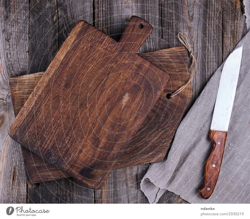 zwei alte Holzschneidebretter und ein Messer Design Küche dreckig dunkel natürlich oben retro braun antik Hintergrund blanko Holzplatte zerkleinernd