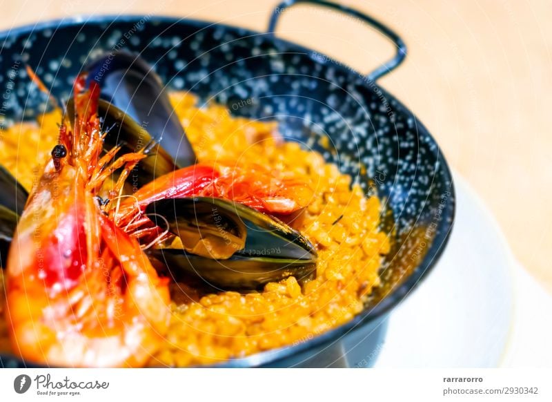 Paella mit Mariscos, einem typischen Gericht der spanischen Küche. Fisch Meeresfrüchte Kräuter & Gewürze Ernährung Essen Abendessen Pfanne