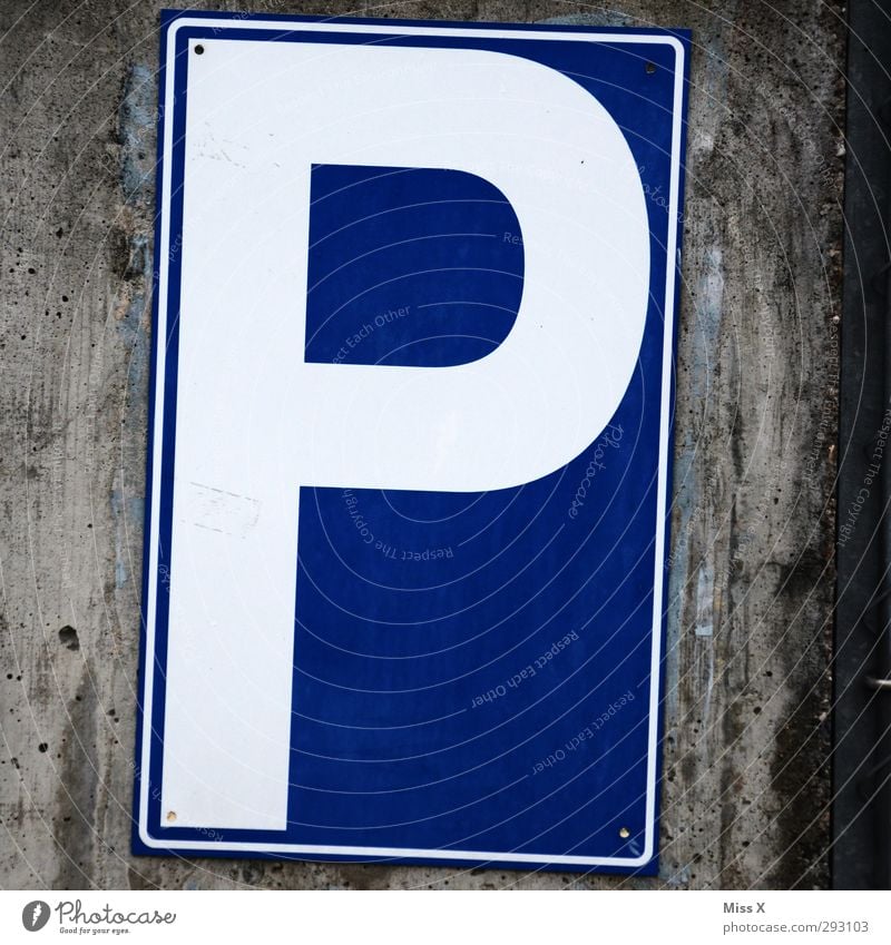 P Schriftzeichen Schilder & Markierungen Hinweisschild Warnschild Verkehrszeichen blau Parkplatz parken Farbfoto Außenaufnahme Nahaufnahme
