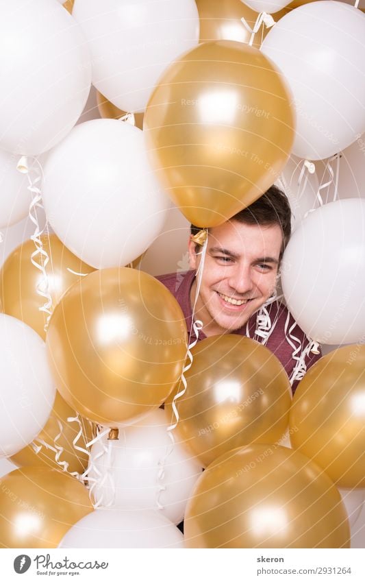 lächelnder Junge, der sich in den Ballons versteckt. Lifestyle Freizeit & Hobby Spielen Feste & Feiern Geburtstag Arbeit & Erwerbstätigkeit Beruf Karriere