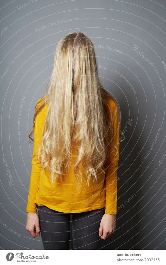 weiblicher Teenager versteckt sich hinter langen blonden Haaren Mensch feminin Mädchen Junge Frau Jugendliche Erwachsene 1 13-18 Jahre 18-30 Jahre