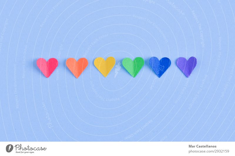 Herzensreihe mit GAY Stolz-Flaggenfarben. Freiheit Feste & Feiern Homosexualität Frau Erwachsene Mann Paar Papier Fahne Liebe Sex blau gelb grün violett orange