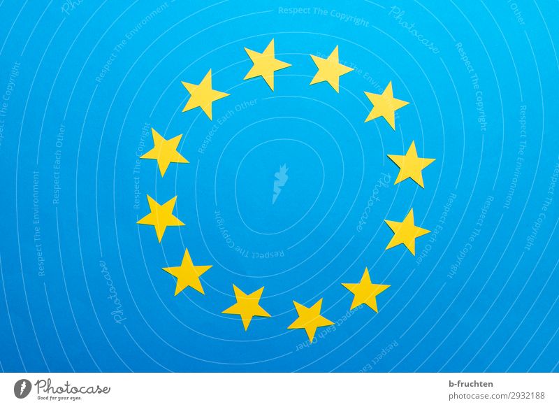 Kreis aus gelben Papiersternen Zeichen Arbeit & Erwerbstätigkeit beobachten blau Fahne Stern (Symbol) Europafahne 12 Bündnis Gesellschaft (Soziologie) Farbfoto