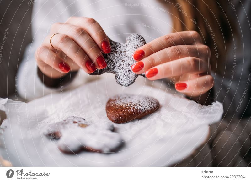Frau beim Backen von Lebkuchenbrot zu Weihnachten Dessert Winter Dekoration & Verzierung Feste & Feiern Weihnachten & Advent Mensch Erwachsene Hand neu braun