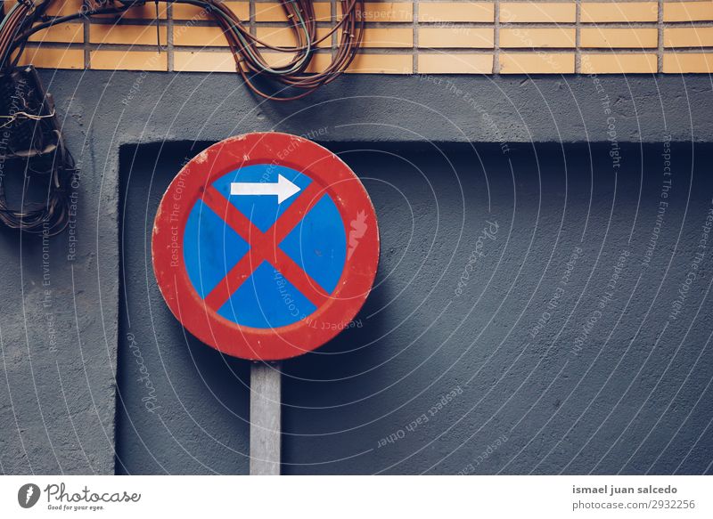 verbotenes Parken von Verkehrsschildern auf der Straße in der Stadt Verkehrsgebot Signal Pfeil rot blau parken Verbotsschild Hinweisschild Großstadt Zeichen