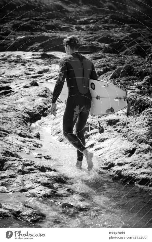Auf zur Quelle. Lifestyle Freizeit & Hobby Ferien & Urlaub & Reisen Abenteuer Meer Wellen Sport Wassersport Surfen Surfbrett Mensch maskulin Mann Erwachsene 1