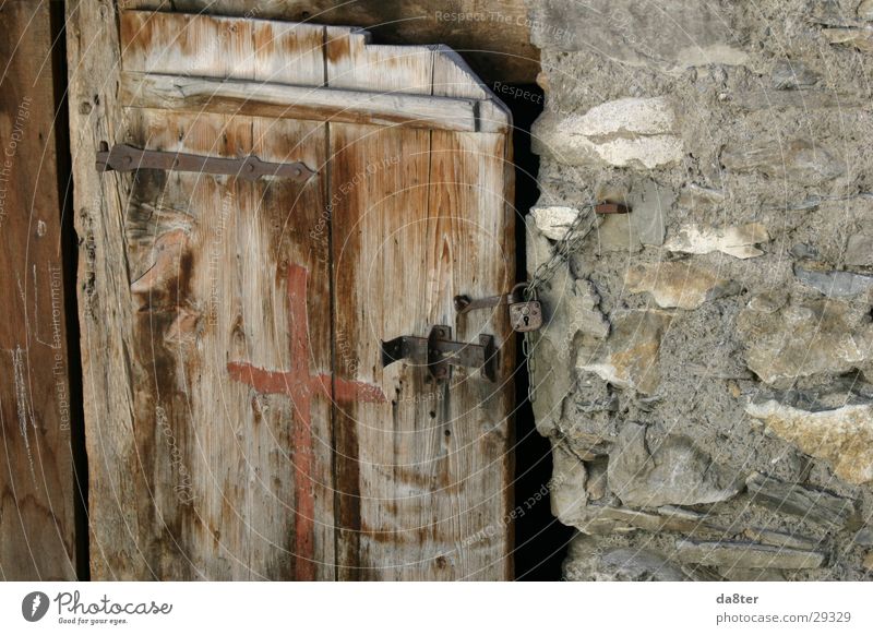 Alte Holztür Riegel Steinmauer Scharnier Vorhängeschloss historisch Tür Burg oder Schloss Holzbrett verfallen Kette
