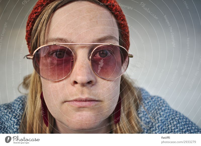 O-O feminin Junge Frau Jugendliche Gesicht 1 Mensch 18-30 Jahre Erwachsene 30-45 Jahre Brille Sonnenbrille Mütze Coolness trendy blau achtsam Neugier Interesse