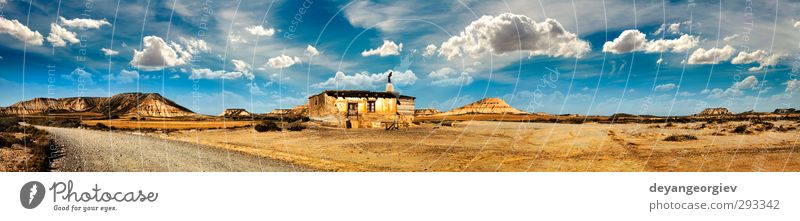 Kleines Haus auf dem Panoramabild der Prärie Natur Landschaft Himmel Wolken Horizont Hügel Schlucht Gebäude Architektur Stein alt Traurigkeit historisch klein