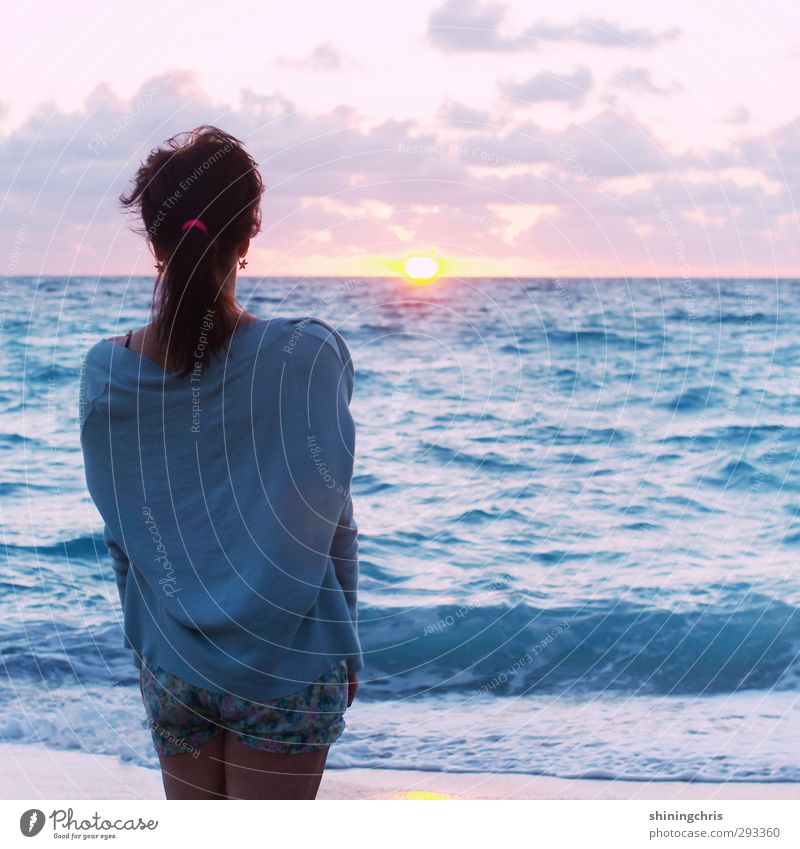 ferne Ferien & Urlaub & Reisen Ferne Sommer Strand Meer Wellen feminin Junge Frau Jugendliche 1 Mensch 18-30 Jahre Erwachsene Himmel Wolken Sonnenaufgang