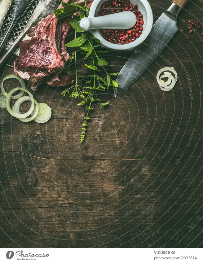 Lamm Fleisch für Grill mit frischen Kräuter Lebensmittel Kräuter & Gewürze Ernährung Picknick Bioprodukte Geschirr Messer Stil Design Tisch Restaurant